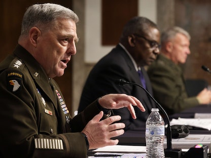 رئيس هيئة الأركان الأميركية المشتركة الجنرال مارك ميلي (إلى اليسار)، ووزير الدفاع الأميركي لويد أوستن (وسط)، وقائد القيادة المركزية الأميركية الجنرال كينث ماكينزي، خلال جلسة استماع في مجلس الشيوخ - 28 سبتمبر 2021 - AFP