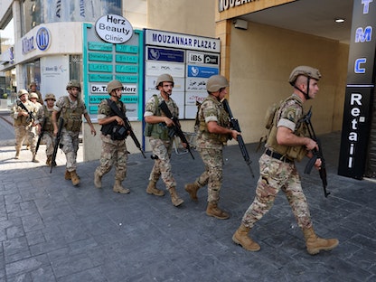 جنود من الجيش اللبناني يصلون موقع الاشتباكات في العاصمة بيروت -14 أكتوبر 2021 - AFP