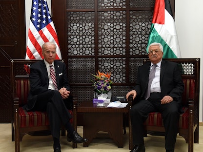 الرئيس الفلسطيني محمود عباس يستقبل الرئيس الأميركي جو بايدن حين كان نائباً للرئيس، في رام الله  - 9 مارس 2016 - AFP
