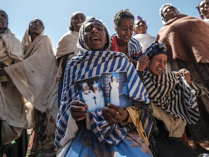 نساء إثيوبيات يندبن ضحايا مجزرة يعتقد أن القوات الإريترية ارتكبتها في ميكيلي عاصمة تيغراي 26 فبراير 2021 - AFP
