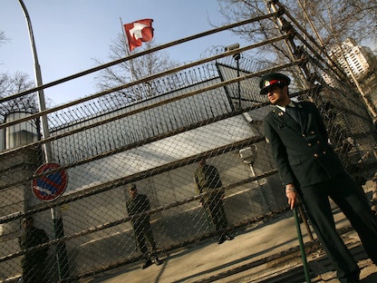 عناصر من الشرطة الإيرانية من أمام سفارة سويسرا في طهران - 9 فبراير 2007 - REUTERS