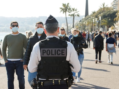 ضابط شرطة فرنسي يقوم بدوريات خلال الإغلاق الثالث المفروض لإبطاء معدل الإصابة فيروس كورونا في نيس بفرنسا، 27 مارس 2021 - REUTERS