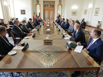 جانب من مباحثات رئيس مجلس النواب العراقي محمد الحبلوسي مع وزير الخارجية الإيراني حسين أمير عبد اللهيان في طهران. 27 أبريل 2022. 