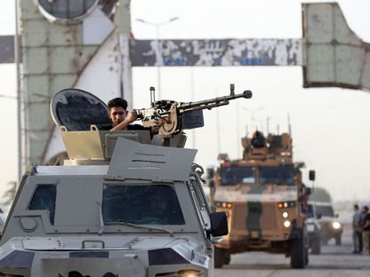 قوات تابعة للحكومة المقالة من البرلمان تتجمع داخل مطار طرابلس الدولي أثناء انتشارها في ضواحي ومداخل العاصمة طرابلس. 16 أغسطس 2022 - AFP