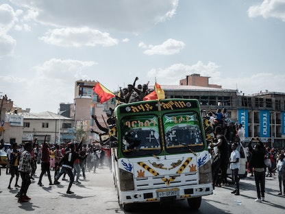 جنود من "جبهة تحرير تيغراي " (TDF) يتفاعلون مع الناس عند وصولهم على متن حافلة في ميكيلي  - AFP