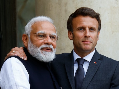 الرئيس الفرنسي إيمانويل ماكرون يستقبل رئيس الوزراء الهندي ناريندرا مودي قبل اجتماع في قصر الإليزيه في باريس، فرنسا، 4 مايو 2022  - REUTERS