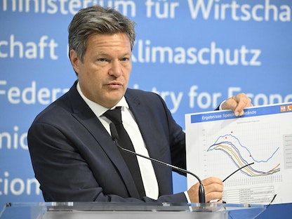 وزير الاقتصاد الألماني روبرت هابيك يعرض رسماً بيانياً يوضح مستويات تخزين الغاز في البلاد - برلين -  23 يونيو 2022 - AFP