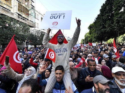 متظاهرون تونسيون وسط العاصمة تونس، 14 يناير 2023 - AFP