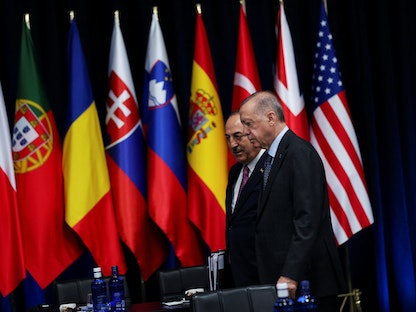 الرئيس التركي رجب طيب أردوغان ووزير خارجيته مولود تشاووش أوغلو في قمة مدريد- 30 يونيو 2022 - REUTERS
