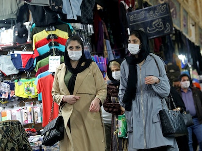 امرأتان تسيران في بازار طهران، 6 ديسمبر 2020 - VIA REUTERS