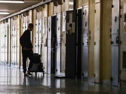 نزيل خارج زنزانته في سجن جرادينيان، بالقرب من بوردو، جنوب غربي فرنسا - 3 أكتوبر 2022 - AFP