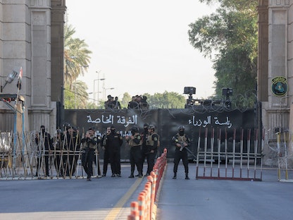 عناصر من القوات العراقية قرب المنطقة الغضراء شديدة التحصين في العاصمة العراقية بغداد. 6 نوفمبر 2021. - AFP