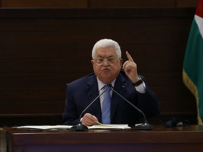 الرئيس الفلسطيني محمود عباس خلال اجتماع في رام الله - REUTERS