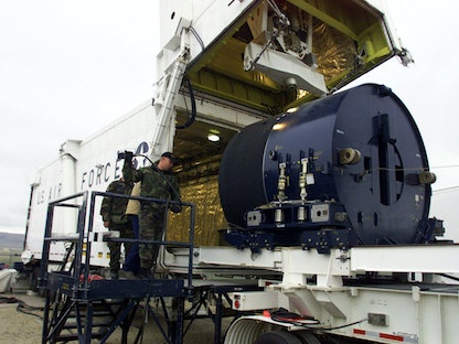 مهندس في القوات الجوية الأميركية يشرف على نقل أجزاء من صاروخ نووي بالقرب من هوك سبرينجز، في ولاية وايومنج الأميركية. 3 أكتوبر 2002 - X00301