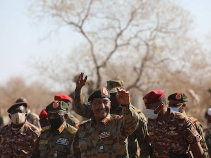 رئيس مجلس السيادة السوداني الفريق أول عبدالفتاح البرهان لدى زيارته القوات المنتشرة على الحدود مع إثيوبيا، 13 يناير 2021 - وكالة الأنباء السودانية "سونا"