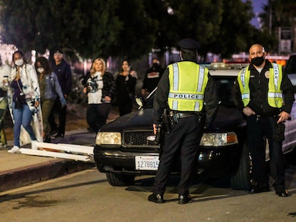 أفراد الشرطة الأميركية بموقع الحادث في لوس أنجلوس - REUTERS