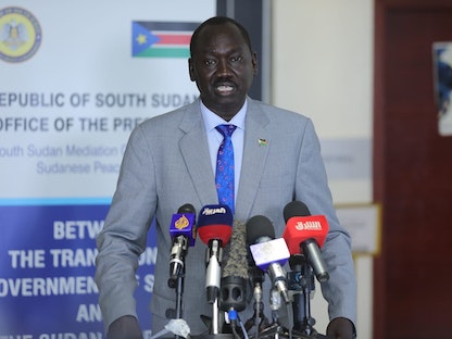 مقرر لجنة وساطة جنوب السودان ضيو مطوك خلال مؤتمر صحافي في الخرطوم، 5 يونيو 2021 - سونا