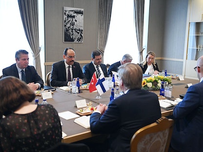 الناطق باسم الرئاسة التركية إبراهيم قالن أثناء الاجتماع مع الوفد الفنلندي في أنقرة - 25 مايو 2022 - AFP