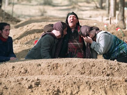 أذربيجانيات ينتحبن أمام قبر في منطقة أغدام التي يحتلّ الأرمن جزءاً منها قرب ناجورنو قره باغ - 4 مارس 1992 - AFP