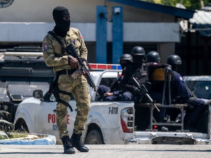 جندي يحرس مدخل المديرية العامة للشرطة في بورت أو برنس، حيث يُعتقل مشبوهون باغتيال رئيس هايتي جوفينيل مويز  - 10 يوليو 2021 - REUTERS