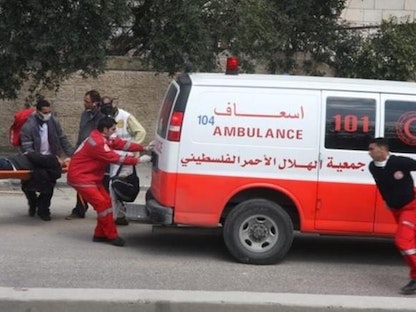 سيارة إسعاف تنقل أحد المصابين من موقع الحادث، جنين، الضفة الغربية - 31 مارس 2022. - وفا