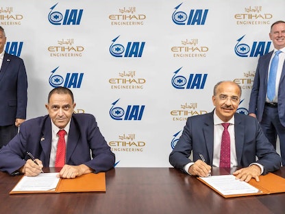جانب من توقيع اتفاقية الشراكة بين "إسرائيل لصناعات الفضاء" والاتحاد الهندسية في أبوظبي - 25 أغسطس 2021. - etihad.com
