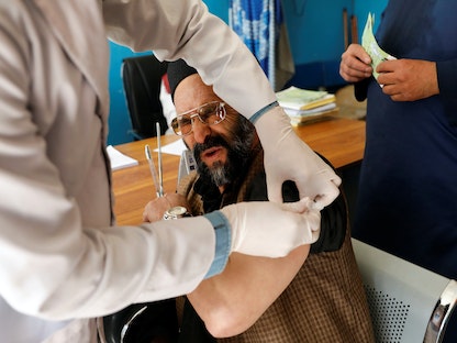 عامل بالقطاع الطبي يتلقى جرعة من لقاح كورونا في أحد مستشفيات العاصمة الأفغانية كابول، 28 فبراير 2021 - REUTERS