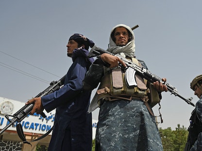 عناصر من حركة طالبان خلال تأمين مسيرة نسائية مؤيدة للحركة في كابول - 11 سبتمبر 2021 - AFP