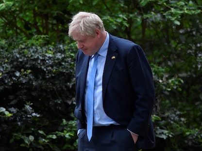 رئيس الوزراء البريطاني بوريس جونسون يمشي بعد إلقاء خطاب عبر الفيديو أمام البرلمان الأوكراني، في داونينج ستريت، لندن، بريطانيا-3 مايو 2022 - REUTERS