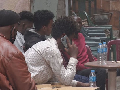عدد من المواطنين السودانيين اللاجئين بأحد المقاهي في جنوب العاصمة المصرية القاهرة. 30 مايو 2023 - "الشرق"