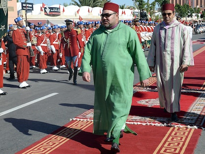 العاهل المغربي الملك محمد السادس برفقة شقيقه الأمير مولاي رشيد في زيارة إلى "العيون" كبرى مدن الصحراء - AFP