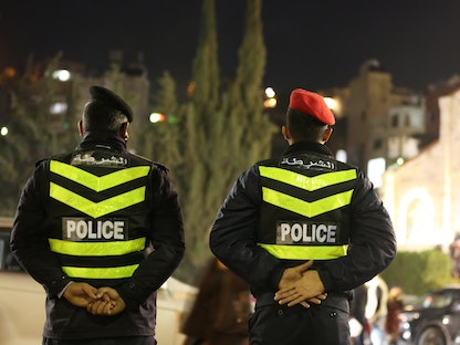 صورة تظهر عنصرين من الأمن العام الأردني في العاصمة الأردنية عمّان - Twitter/@Police_Jo