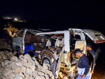 حافلة ركاب بعد الحادث الذي وقع في سهوان بإقليم السند، باكستان. 18 نوفمبر 2022. - AFP