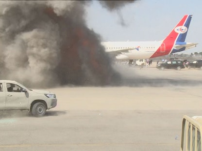 لحظة الانفجار في مطار عدن - الشرق