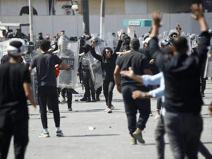 مواجهات في محيط المنطقة الخضراء بوسط بغداد بين قوات الأمن ومتظاهرين بالتزامن مع جلسة للبرلمان. 28 سبتمبر 2022 - AFP