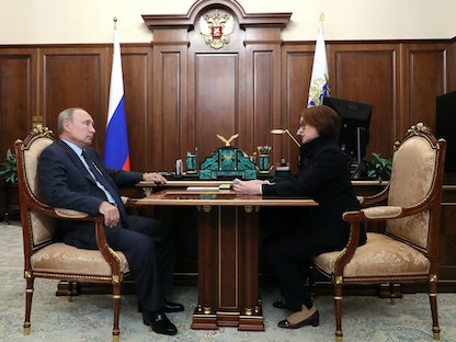 الرئيس الروسي فلاديمير بوتين في اجتماع مع محافظة البنك المركزي الروسي إلفيرا نابيولينا في موسكو  - VIA REUTERS
