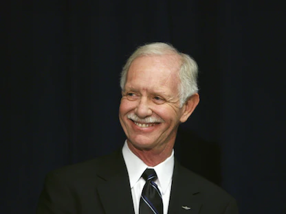 تشيلسي سولنبرغر يتحدث لوسائل الإعلام قبل قيادة رحلة من نيويورك إلى كارولينا- 1 أكتوبر 2009 - REUTERS