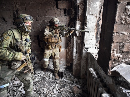 جنود روس خلال المعارك في مدينة ماريوبل جنوب شرق أوكرانيا- 16 أبريل 2022 - AFP