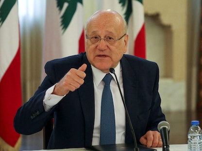 رئيس الوزراء اللبناني نجيب ميقاتي في مقر الحكومة - بيروت - 28 ديسمبر 2021 - REUTERS