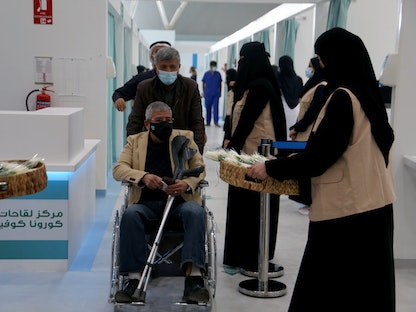 جانب من عمليات التطعيم ضد فيروس كورونا في العاصمة السعودية الرياض - REUTERS