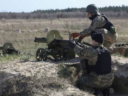 أعضاء من قوات الدفاع الإقليمية الأوكرانية يحضرون تدريبات عسكرية ، مع استمرار الهجوم الروسي على أوكرانيا في منطقة كييف. 15 أبريل 2022 - REUTERS