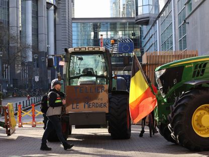 مزارعون يغلقون الطريق بالجرارات بالقرب من مدخل مبنى البرلمان الأوروبي أثناء احتجاج في بروكسل. 1 فبراير 2024 - AFP