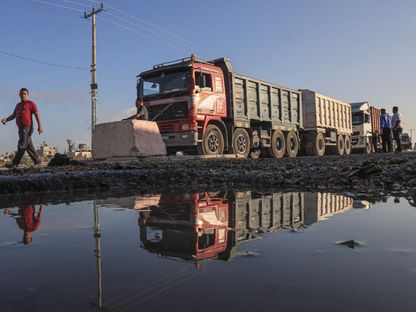 شاحنات لنقل البضائع قرب معبر رفح جنوب قطاع غزة. 10 سبتمبر 2023 - AFP