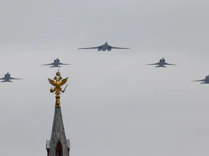 قاذفات روسية من طراز Tu-22M3 تحلقفوق موسكو. 4 مايو 2020 - REUTERS
