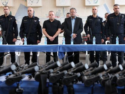 وزير الأمن الداخلي الإسرائيلي إيتمار بن جفير يحضر حدثًا يتم فيه توزيع أسلحة جديدة على فرق الأمن التطوعية بالشرطة الإسرائيلية في عسقلان. إسرائيل في 27 أكتوبر، 2023. - Reuters
