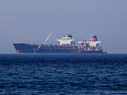 ناقلة نفط تحمل العلم الليبيري تنقل النفط الخام من ناقلة نفط إيرانية قبالة سواحل اليونان، 26 مايو 2022. - REUTERS