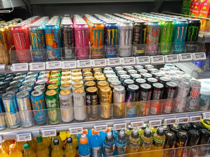 مشروبات طاقة معروضة للبيع داخل أحد المتاجر في النرويج. 12 يناير 2024 - AFP