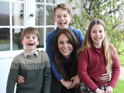 صورة نشرها قصر كنسينغتون للأميرة كيت، زوجة ولي العهد البريطاني، وحولها أطفالها الثلاثة. 11 مارس 2024 - @KensingtonRoyal