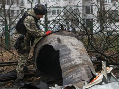 خبير قنابل في الجيش الأوكراني يفحص بقايا صاروخ أطلقته روسيا في خارك,ف وتقول سلطات كييف إنه صنع في كوريا الشمالية- 2 يناير 2024 - Reuters
