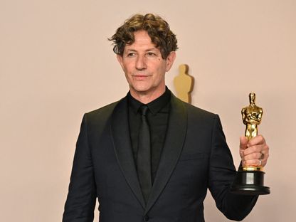 المخرج الإنجليزي جوناثان جليزر يحمل جائزة الأوسكار عن فيلمه The Zone of Interest لأفضل فيلم أجنبي. 10 مارس 2024 - AFP